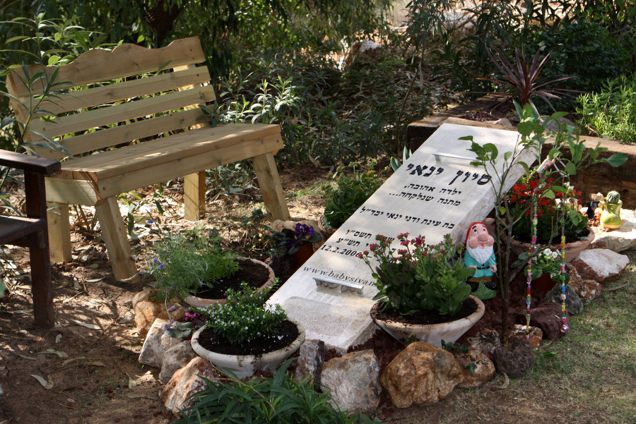 19/11/09 - התקדם עיצוב חלקת הקבר של סיון בחורשים. תמונה מצורפת.