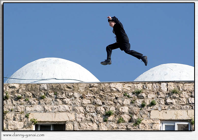 תערוכת הצילום של דני ינאי,עניין של אמונה,מוצעת למכירה כתרומה למבצע איתור מח עצם לסיון והילדים. לחצו